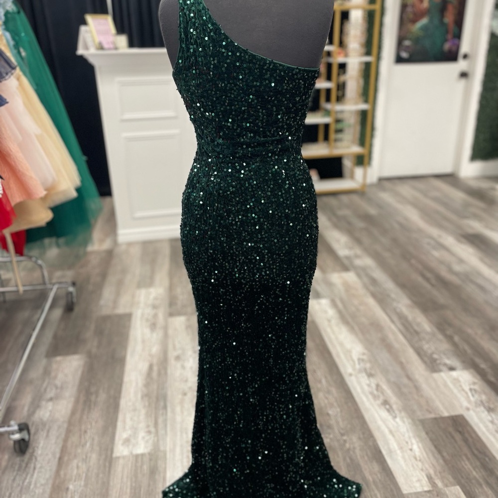 Elegant One-Shoulder Green Sequin Dress - Picture 4 of 4